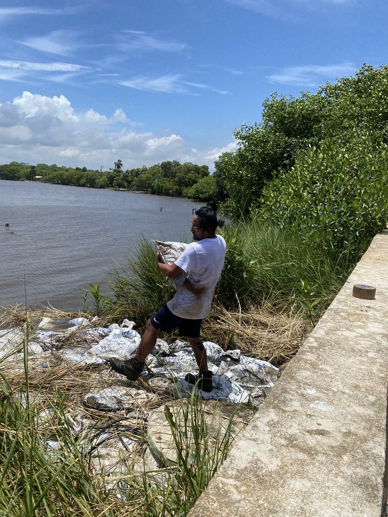 Construyendo un muelle a orillas del río Tonalá